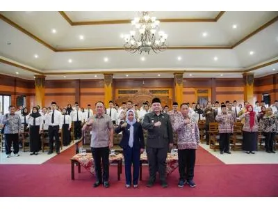 Wali Kota Mojokerto Serahkan SK kepada 57 Aparatur Baru untuk Meningkatkan Kinerja Birokrasi