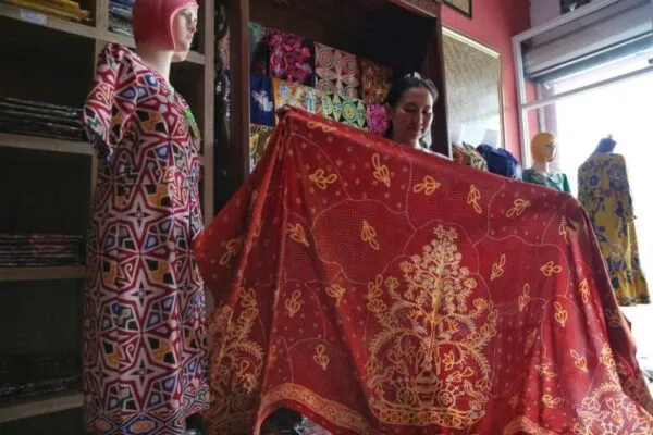 Benang Bintik Dayak: Inovasi Fashion yang Mengangkat Budaya Lokal ke Pentas Global