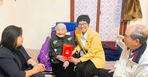 Delegasi Kim Lien Serahkan Hadiah Tết untuk Keluarga Pahlawan dan Lansia