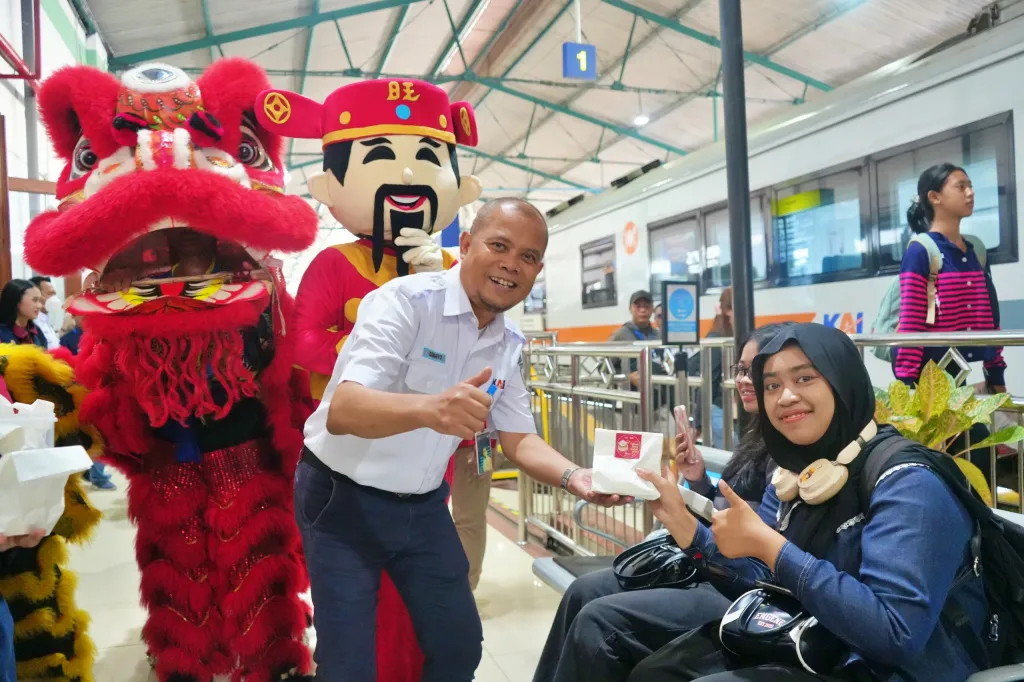 Perayaan Imlek Meriah di Stasiun Madiun dengan Pertunjukan Barongsai