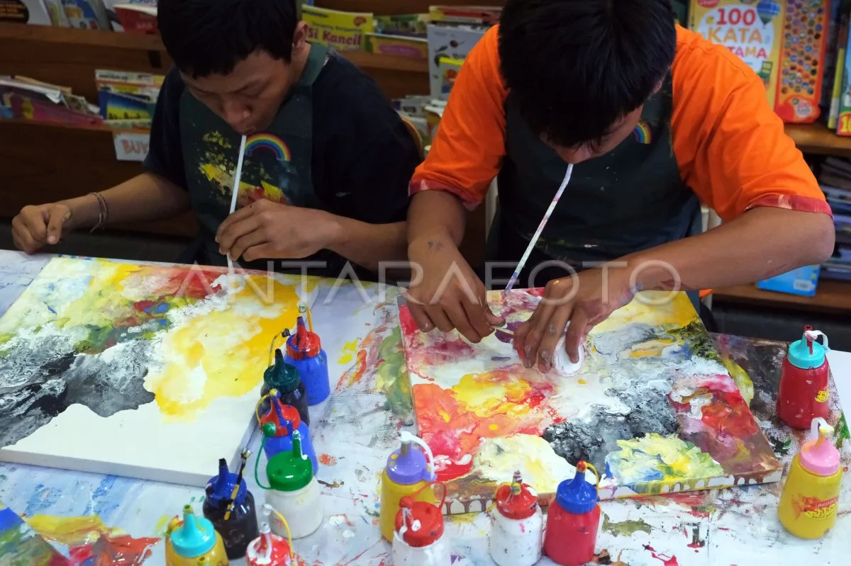 Anak Disabilitas Ciptakan Karya Melalui Terapi Melukis Tiup di Bali