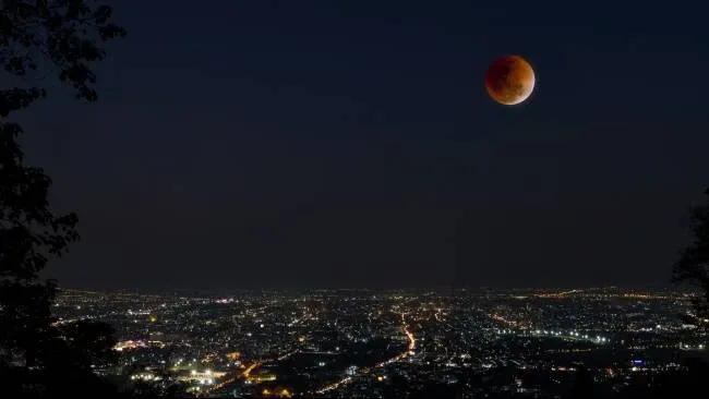 Fenomena Gerhana Bulan Total di Jawa Timur pada 7-8 September 2025: Jadwal dan Cara Menyaksikannya
