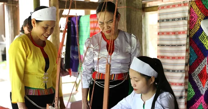Pelestarian Tenun Brokat: Warisan Budaya Etnis Muong di Desa Chieng