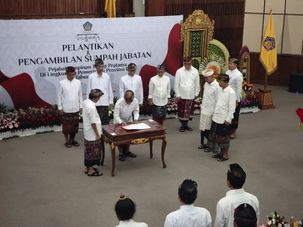 Gubernur Koster Lantik Pejabat Baru, Fokus Penanganan Sampah di Bali