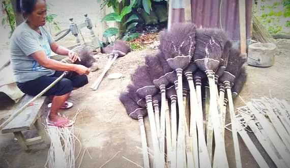 Ketahanan Produksi Sapu Ijuk di Desa Sia di Tengah Persaingan Pasar Modern