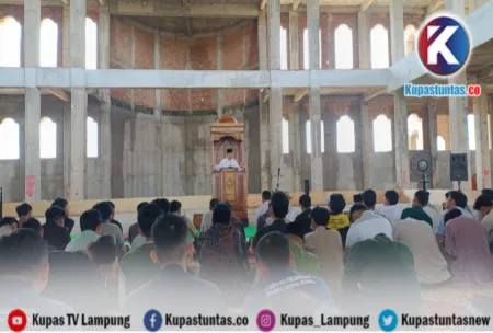 Ratusan Mahasiswa Universitas Teknokrat Laksanakan Sholat Jumat di Masjid Al Hijrah