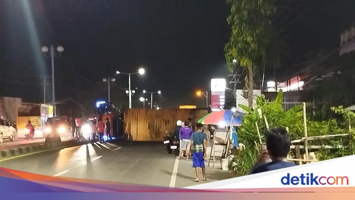 Kecelakaan Beruntun di Jalan Poros Maros-Pangkep, Sopir Truk Mengalami Luka