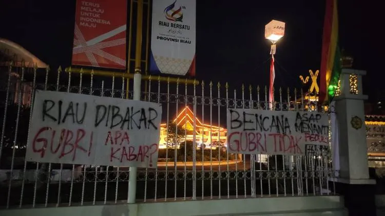 BEM UNRI Pasang Spanduk Protes Kinerja Pemprov Riau di Pekanbaru