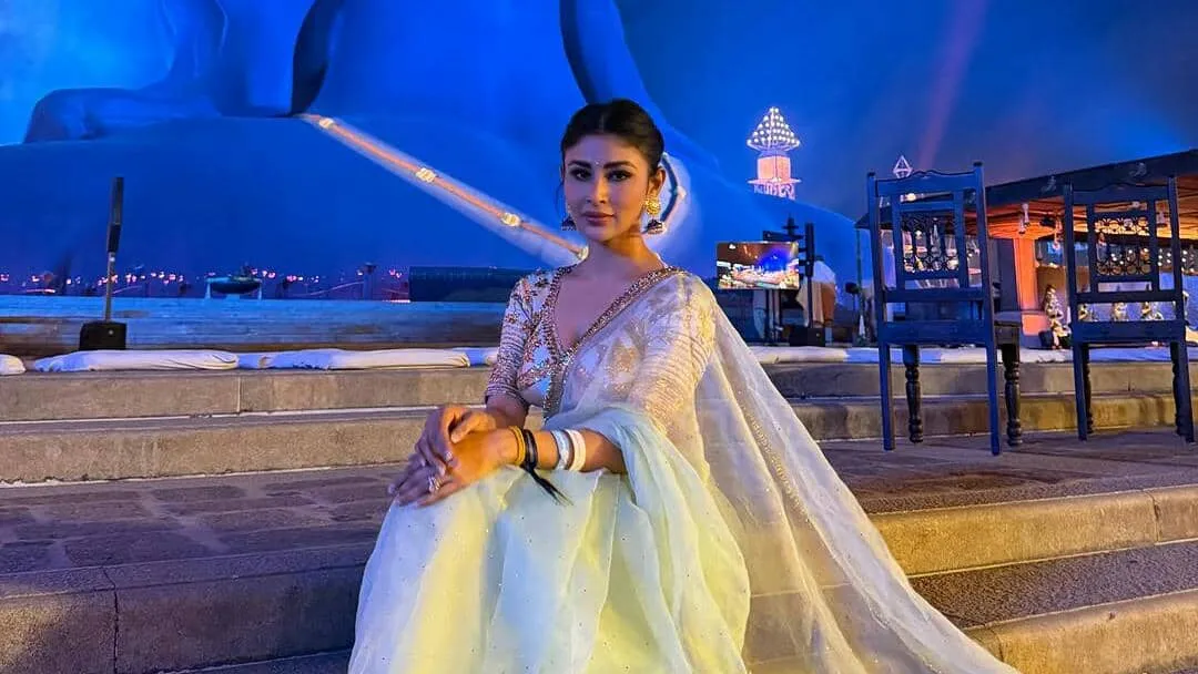 Mouni Roy Rayakan Mahashivratri dengan Penuh Syukur