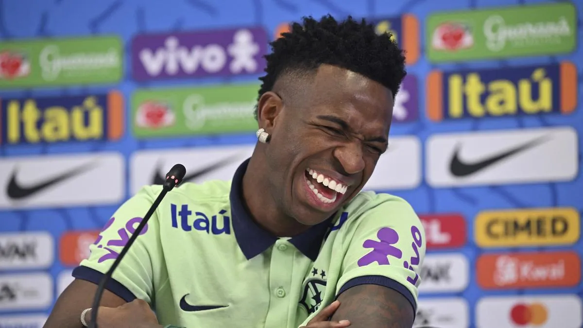 Vinicius Jr Tertawa Saat Kucing Menghampiri di Jumpa Pers, Warganet Berdebat