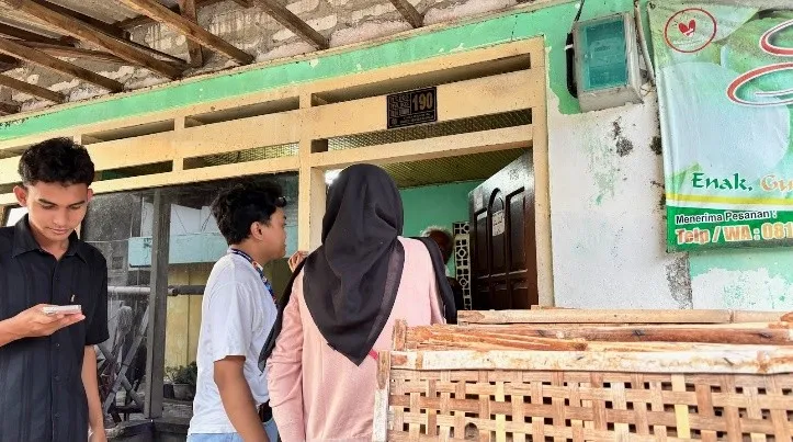 Mahasiswa UNAIR Dukung UMKM Desa Srowo Melalui Program SERUNI untuk Capai SDGs 8