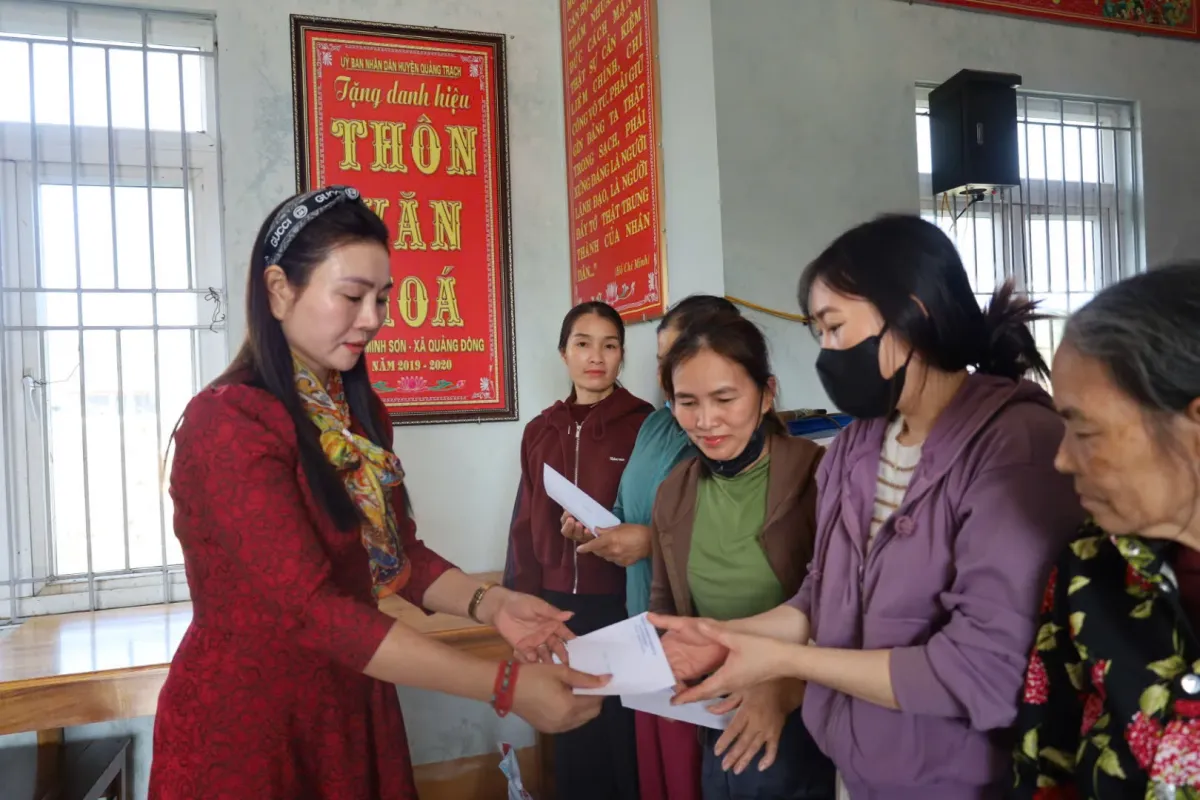 Bantuan Tết untuk Penyandang Disabilitas dan Keluarga Miskin di Phu Trach
