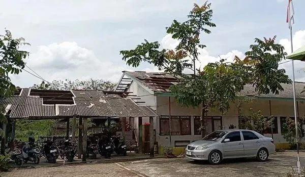 Pembelajaran Daring di SDN Tambaharjo 2 Pati Akibat Kerusakan Atap Kelas