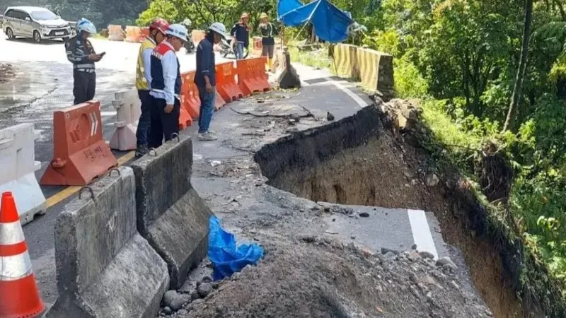 Jalan Terban di Lembah Anai Ganggu Arus Lalu Lintas Padang–Bukittinggi, Satu Jalur Diterapkan