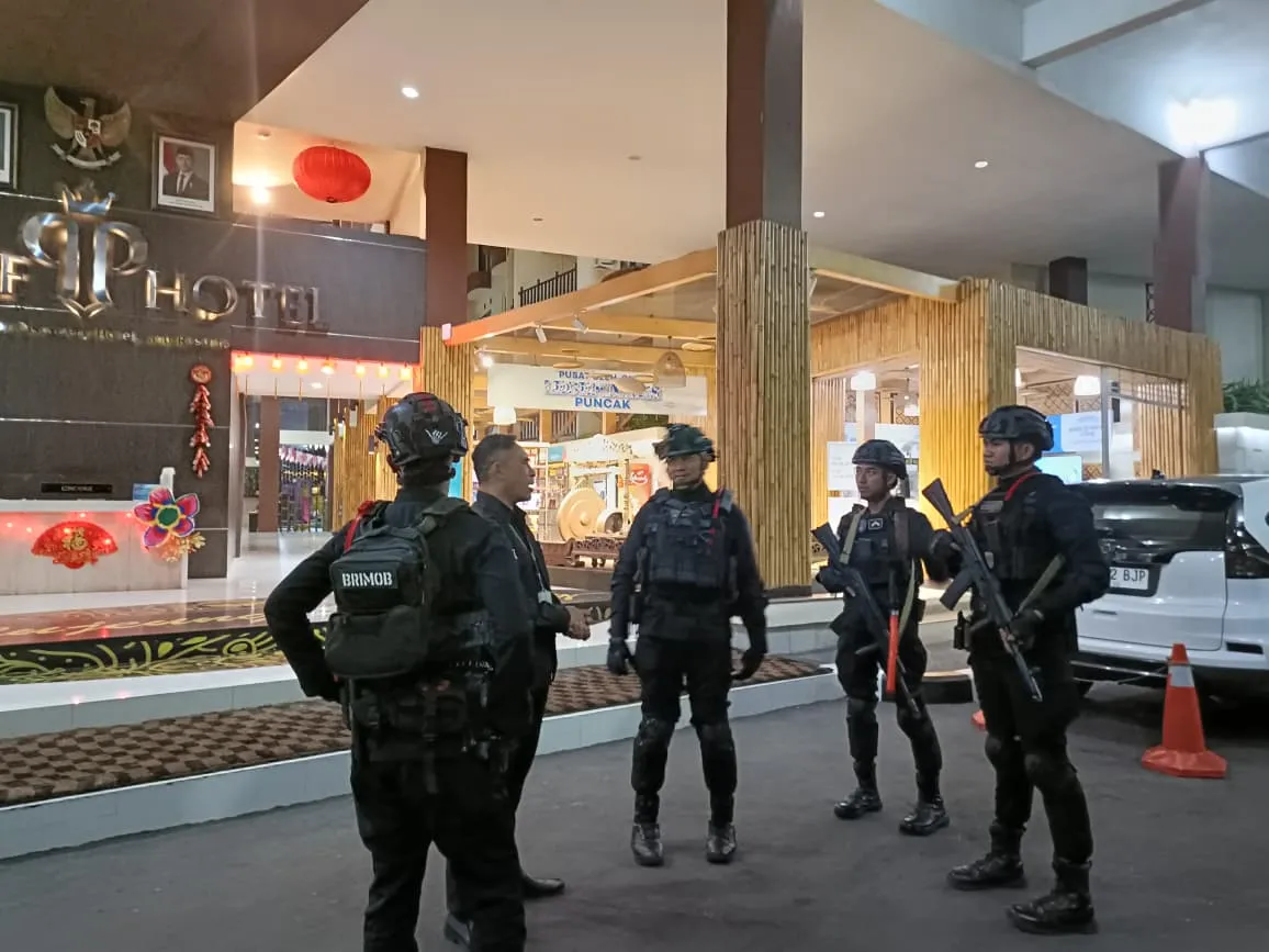 Patroli Brimob Jaga Keamanan Wisata Cipanas Malam Hari