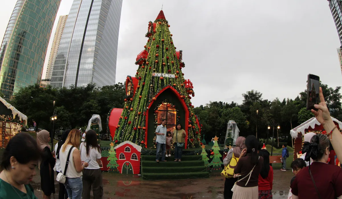 Dekorasi Natal 2025 Hiasi Taman One Satrio Jakarta