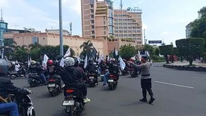 Ratusan Buruh Jateng Gelar Aksi di Simpang Lima, Polisi Pastikan Keamanan