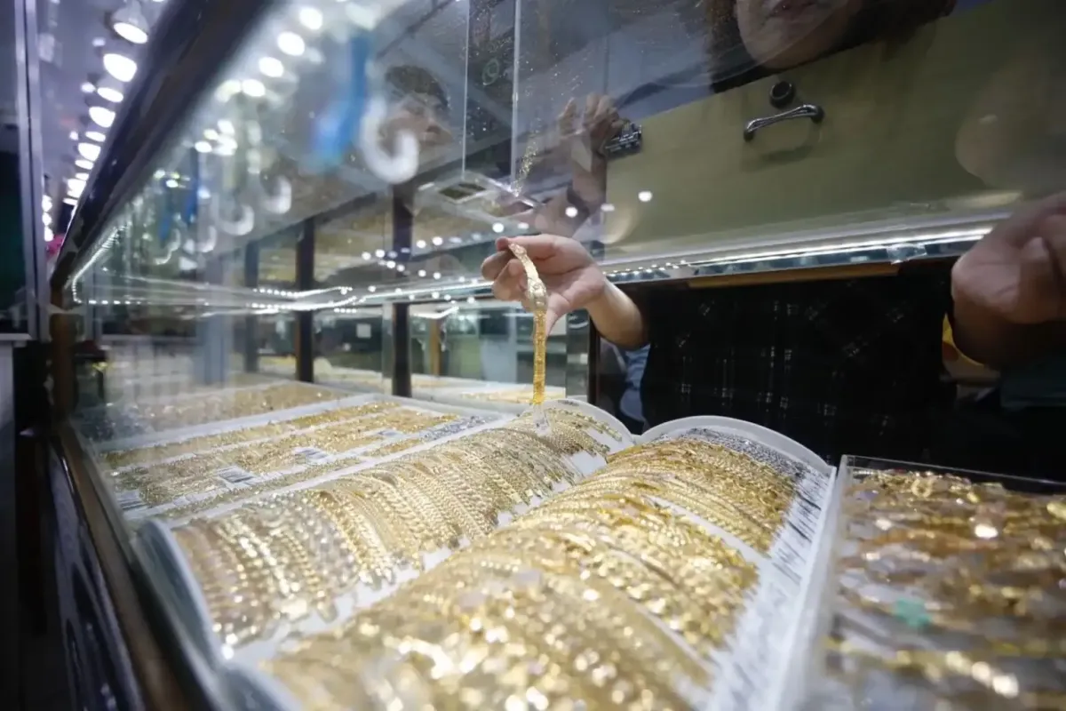 Harga Emas Dunia Melonjak 1,8% Dipicu Pelemahan Dolar AS