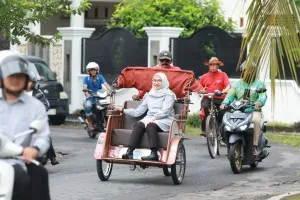 Bupati Banyuwangi Naik Becak Listrik untuk Dukung Transportasi Umum