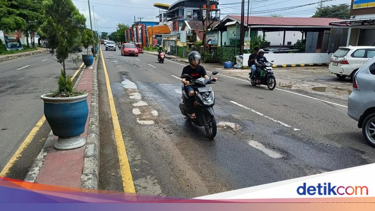 Kondisi Jalan Poros Pangkep-Maros Memprihatinkan, Banyak Lubang Berpotensi Merusak Kendaraan