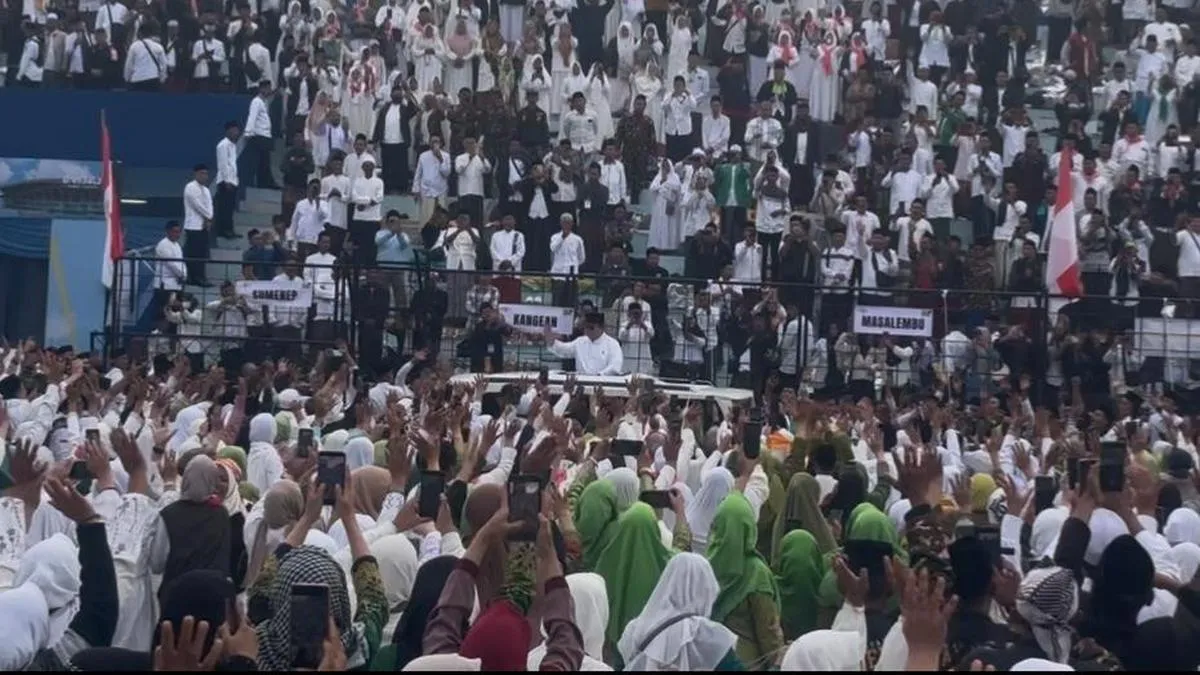 Prabowo Sapa Warga Nahdliyin dari Atas Maung di Acara Satu Abad NU