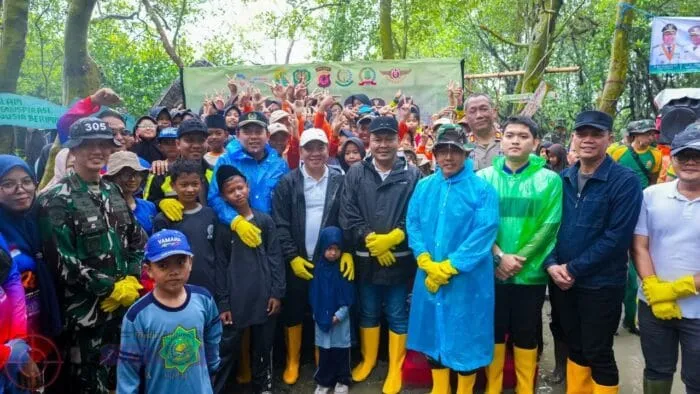Kapolres Karawang Pimpin Aksi Bersih Mangrove di Cilamaya