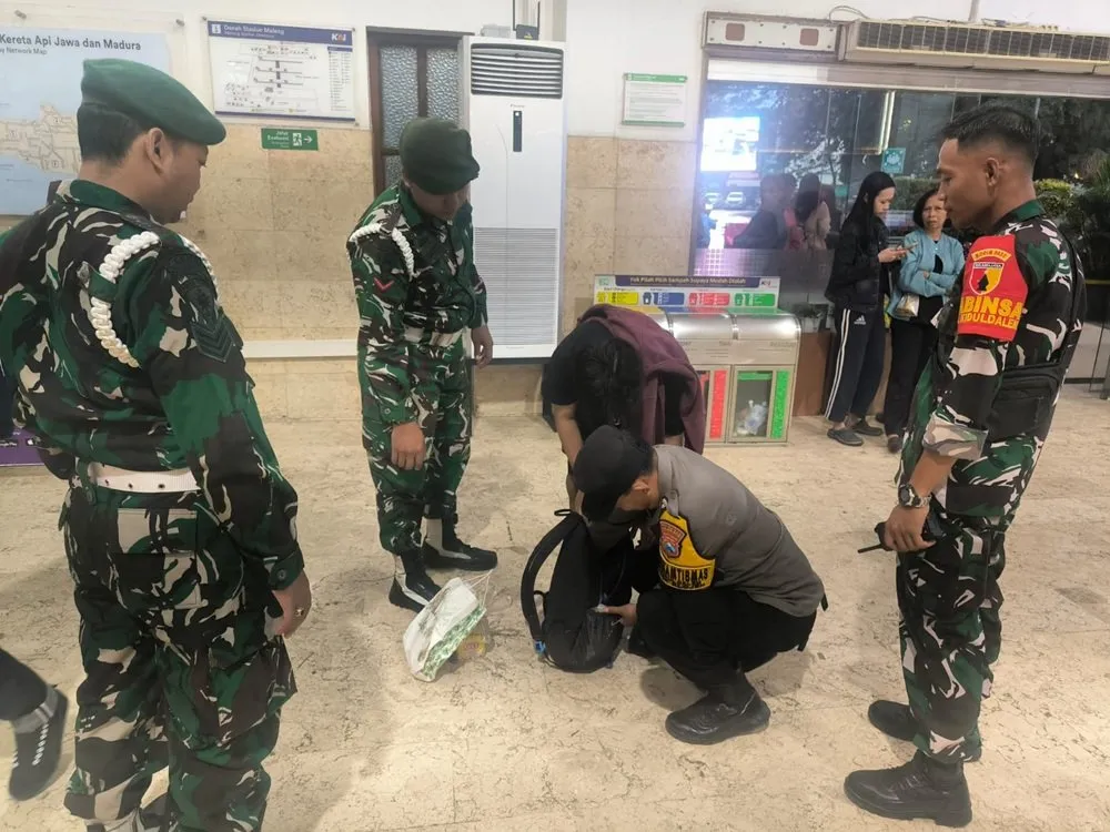 Babinsa Kiduldalem Lakukan Patroli Keamanan di Stasiun Kereta Api