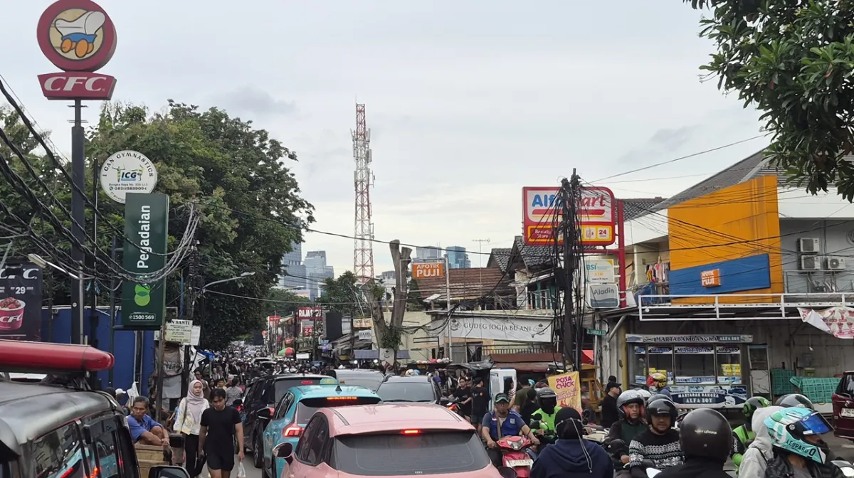 Kemacetan Lalu Lintas Terjadi di Jalan Bangka Kemang Saat Awal Ramadan