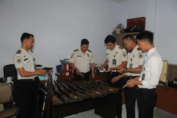 Lapas Narkotika Sungguminasa Gelar Pemeliharaan Rutin Inventaris Senjata