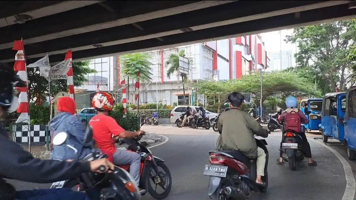 Pemotor Melawan Arah di Bawah Flyover Slipi, Tantangan Keamanan di Jalan Raya