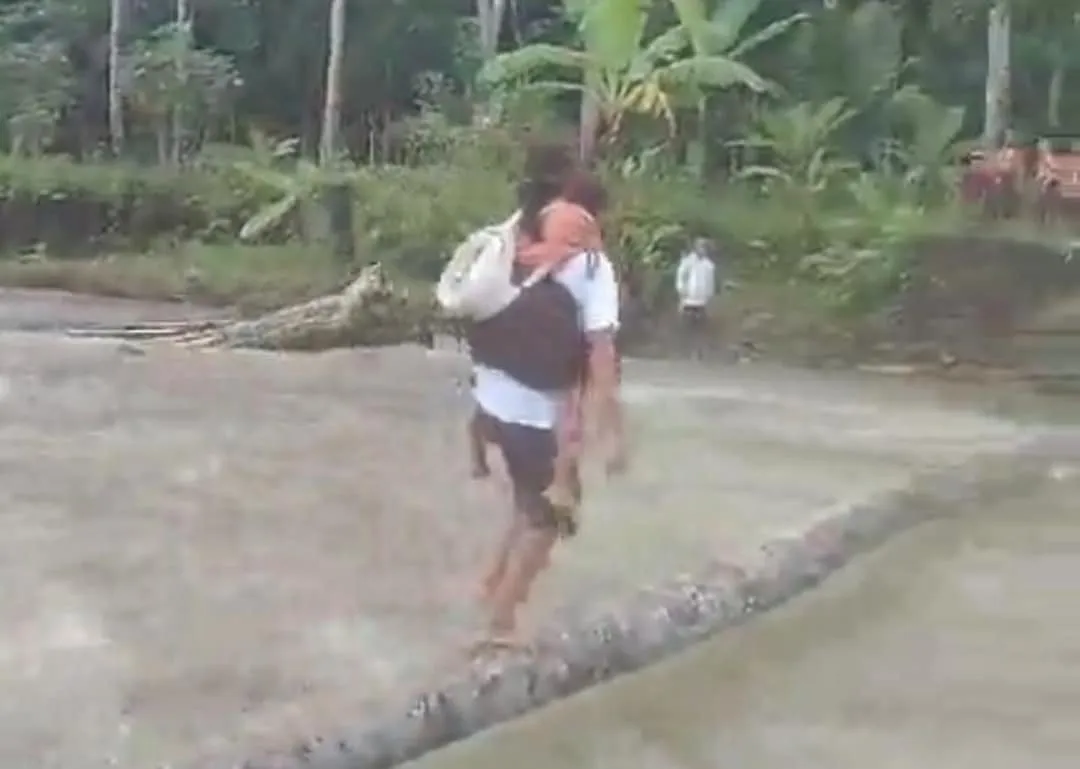 Siswa SD di Nias Selatan Berisiko Menyeberangi Sungai dengan Jembatan Darurat