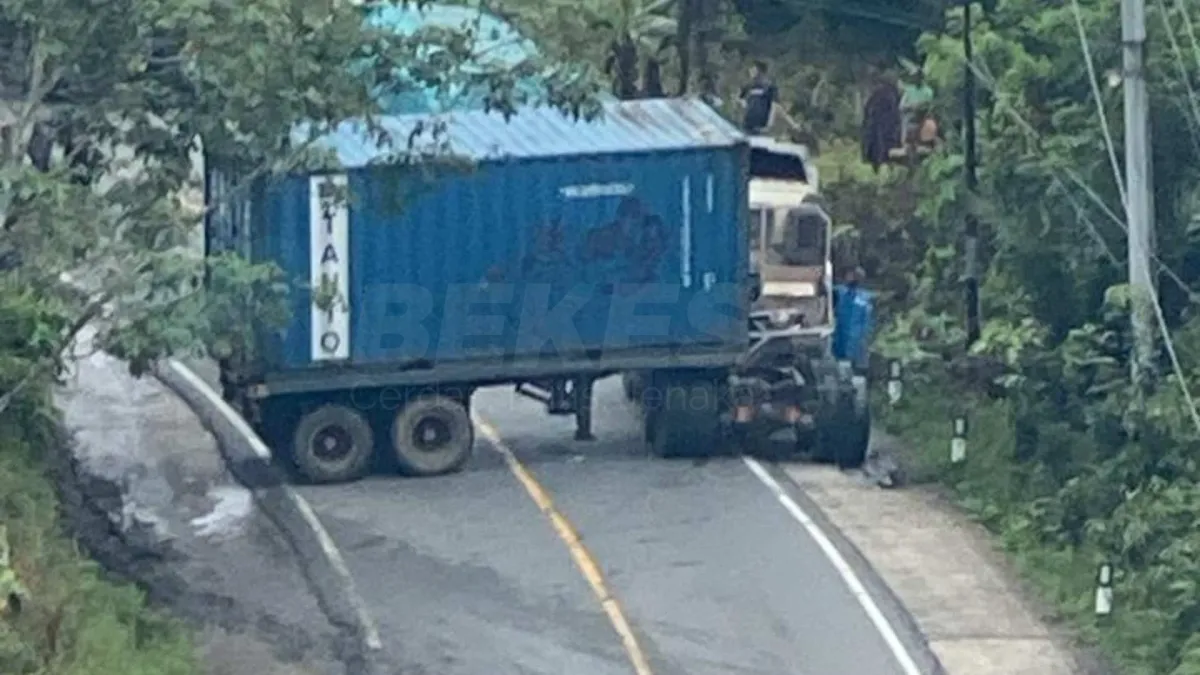 Insiden Kontainer Melintang di Jalan Bontang-Samarinda