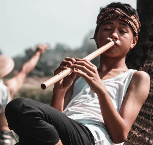 Mengenal Seruling Bambu: Alat Musik Aerofon yang Menghasilkan Suara dari Getaran Udara