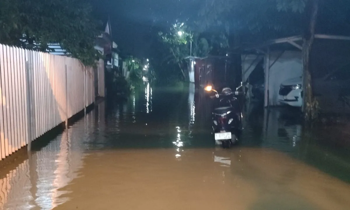 Banjir Rendam Jalan Utama di Lamongan Usai Hujan Deras 5 Jam