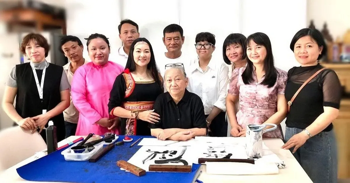 Perjalanan Kaligrafi Ly Huynh: Mengukir Seni di Usia Senja