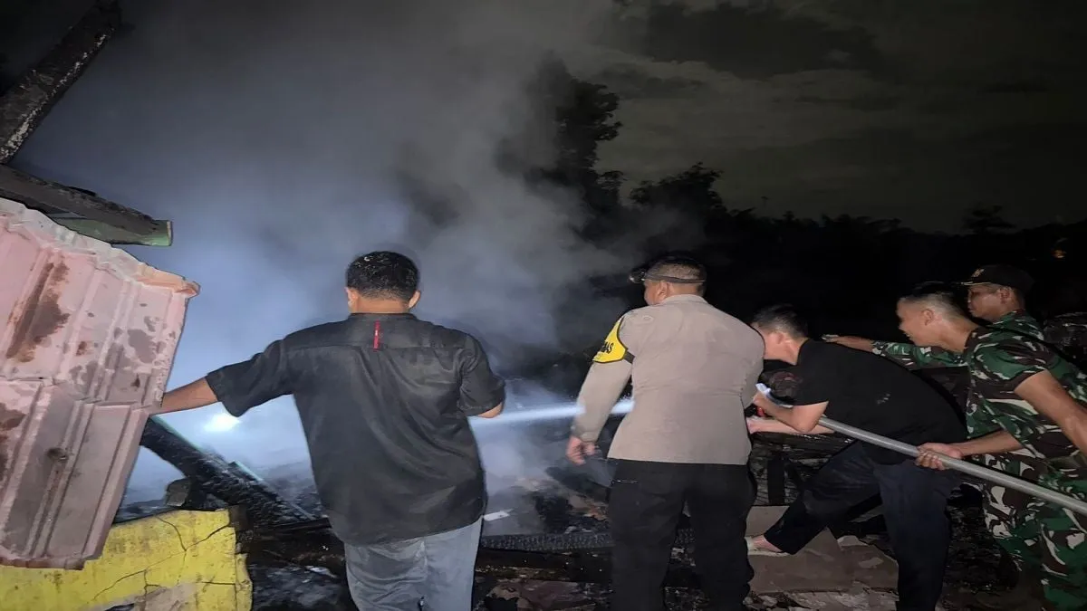 Kebakaran Melanda SDN 03 Nibung, Polres Sambas dan Warga Bekerja Sama Padamkan Api