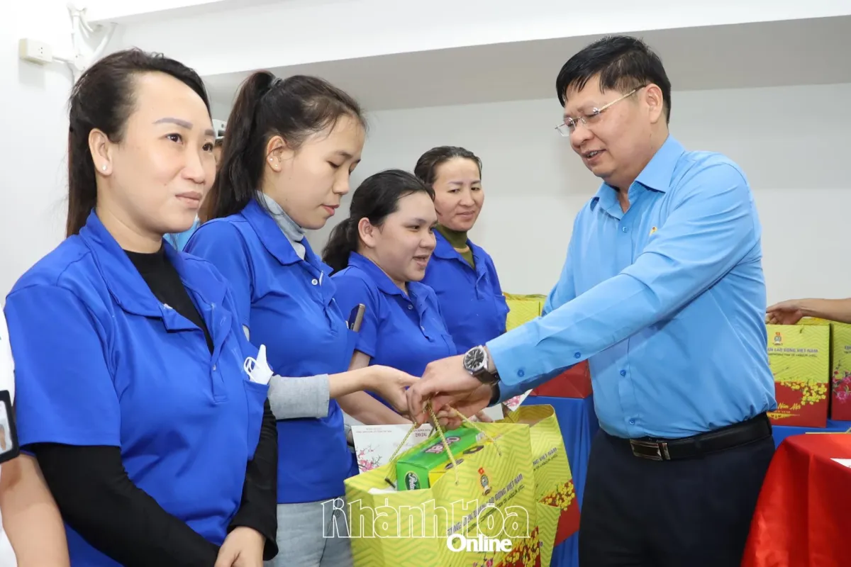Phan Van Anh Berikan Hadiah Tet untuk Pekerja Kurang Beruntung
