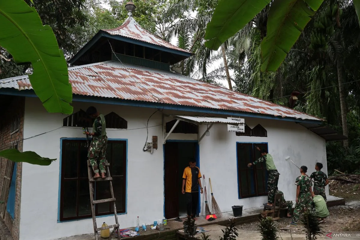 TNI Bantu Pengecatan Musala di Agam untuk Kenyamanan Ibadah Ramadhan