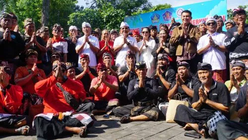 Gubernur Koster Berikan Seragam dan Janji Kesejahteraan untuk Pecalang di Buleleng