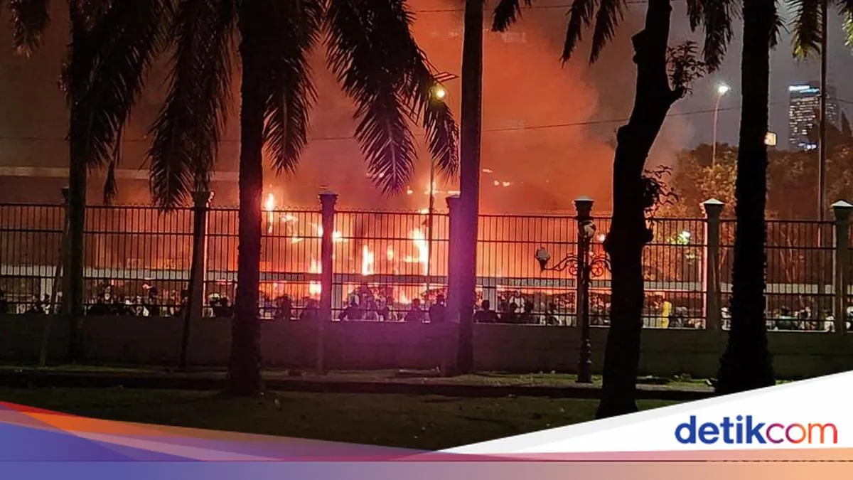 Demonstrasi di Depan DPR RI Memanas, Gerbang Tol Pejompongan Terbakar