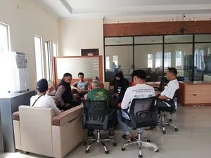 Bhabinkamtibmas Cibogo Mediasi Penyelesaian Kesalahpahaman Warga