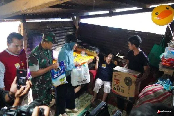 Warga Disabilitas Dapat Bantuan Kursi Roda dan Rehab Rumah