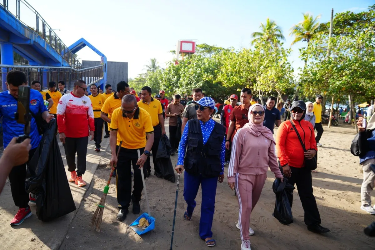Kapolda Jabar Pimpin Aksi Bersih Pantai, Dapat Apresiasi Warga Pangandaran