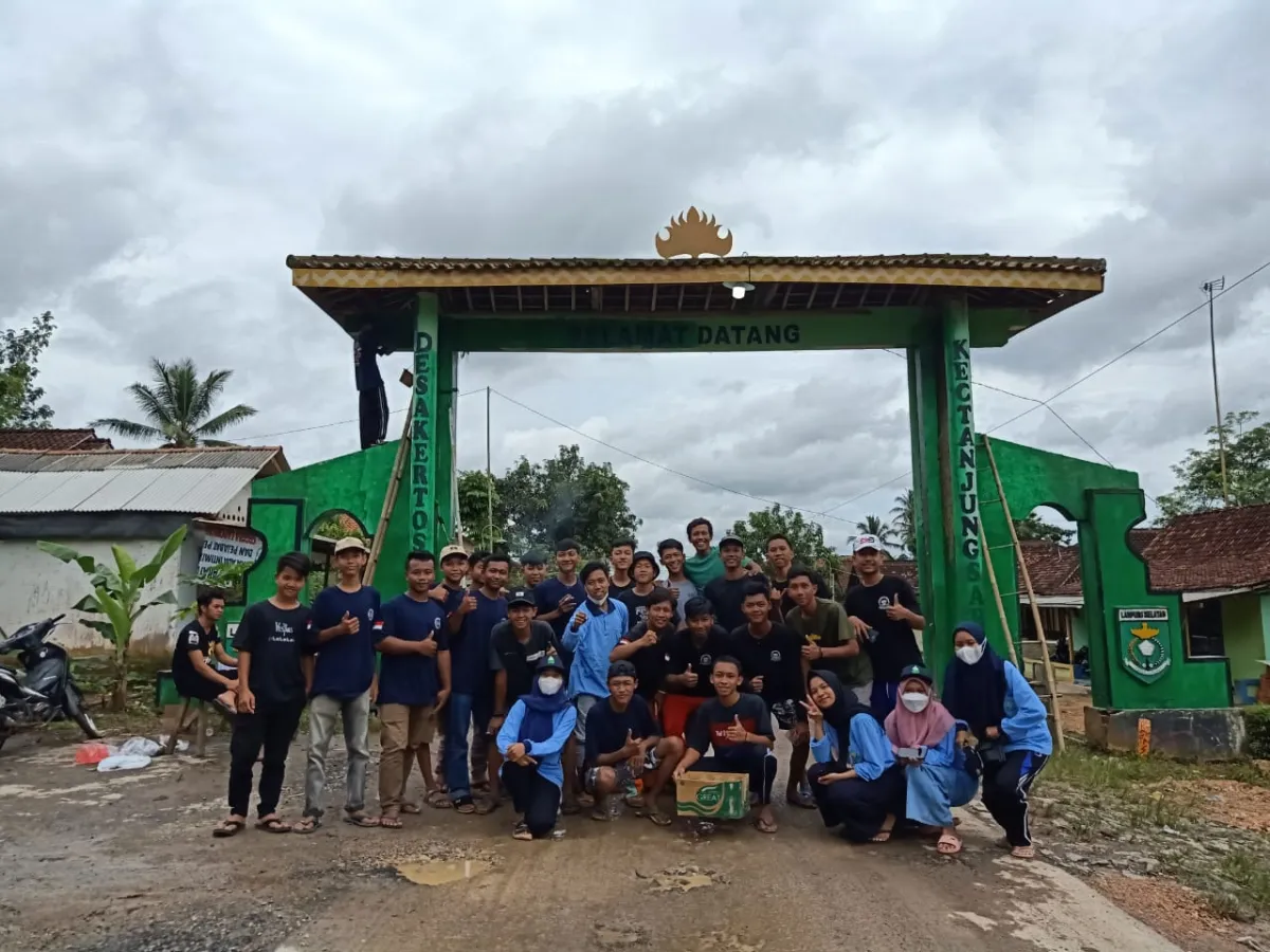 Mahasiswa KKN UIN Walisongo Kolaborasi dengan Pemuda Kertosari dalam Pengecatan Gapura
