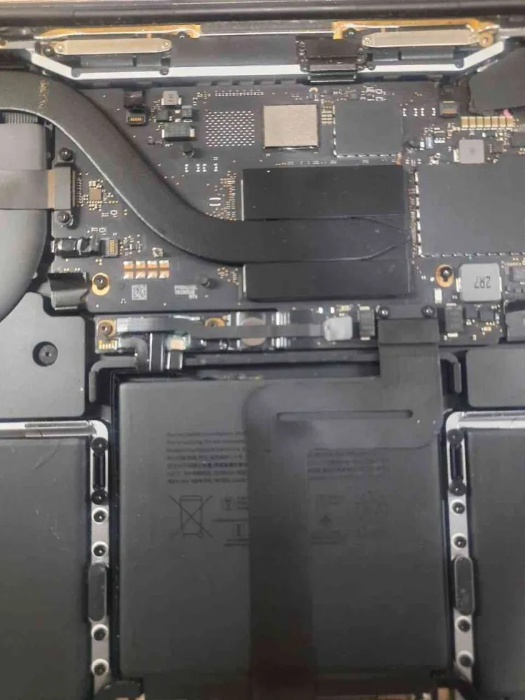 Kerusakan Mikrofon MacBook M2 2022: Solusi Penggantian Komponen Diperlukan