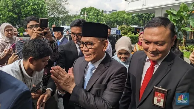 Adies Kadir Kunjungi Istana Bersama Juda Agung
