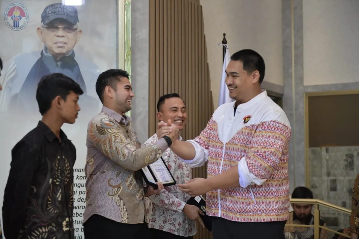 Menpora Dito Anugerahi Penghargaan Olahraga Berprestasi 2024