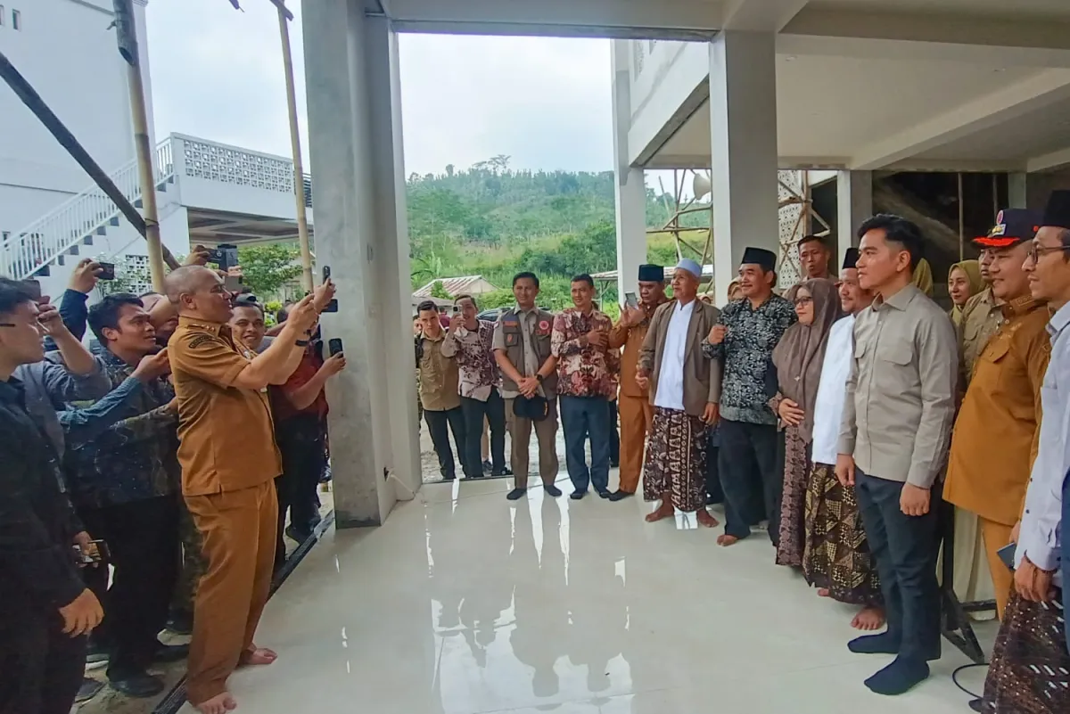 Gubernur Jateng Menjadi Fotografer Dadakan di Lokasi Pengungsian