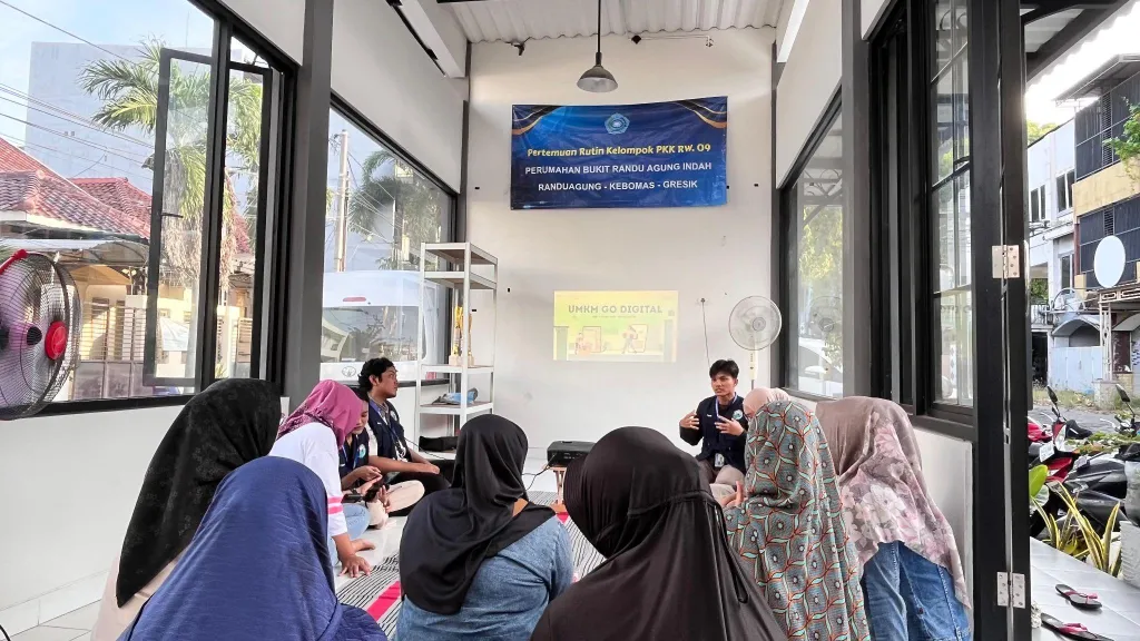 Mahasiswa Dorong Digitalisasi UMKM di Desa Randuagung