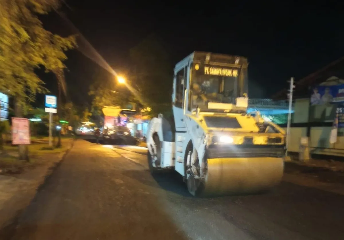 Perbaikan Jalan Sukodadi-Paciran Lamongan Dikebut Hingga Malam